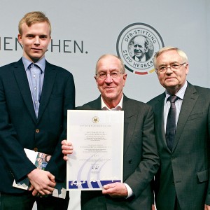 Bei der Preisverleihung: (von rechts) Stiftungs-Schatzmeister Horst R. Schmidt, Alfred Rietzler, Leiter des Hohenbrunner Inklusionsteams und Co-Trainer Dominik Busch